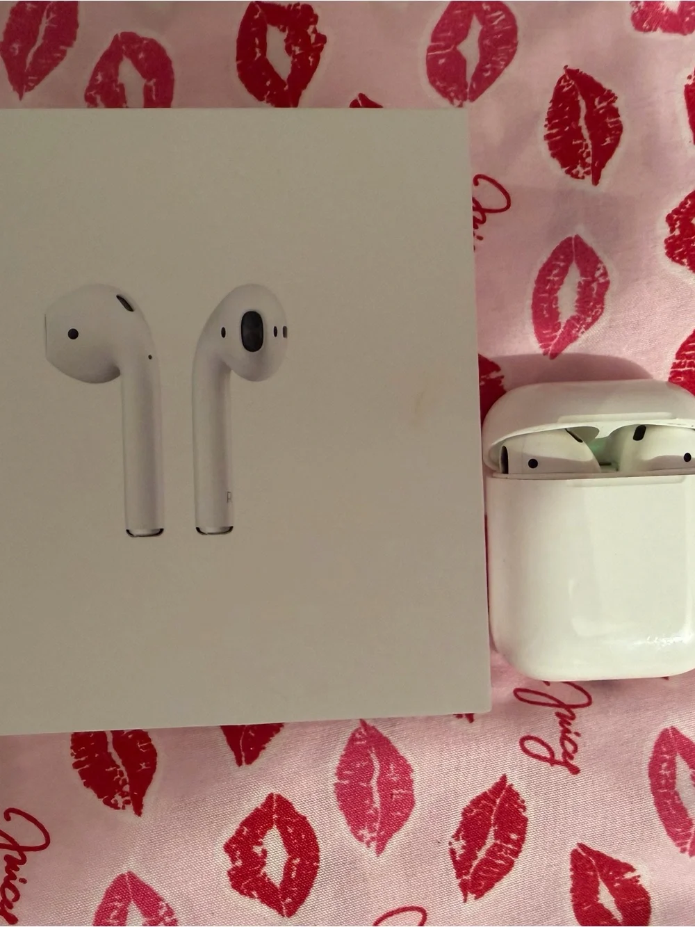 Apple White Wireless Earbuds with Charging Case 2nd gen with charger